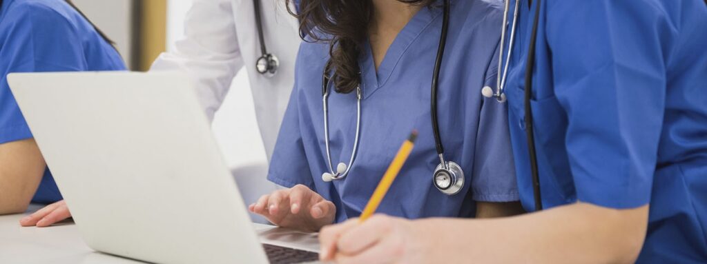 medicos y computadora